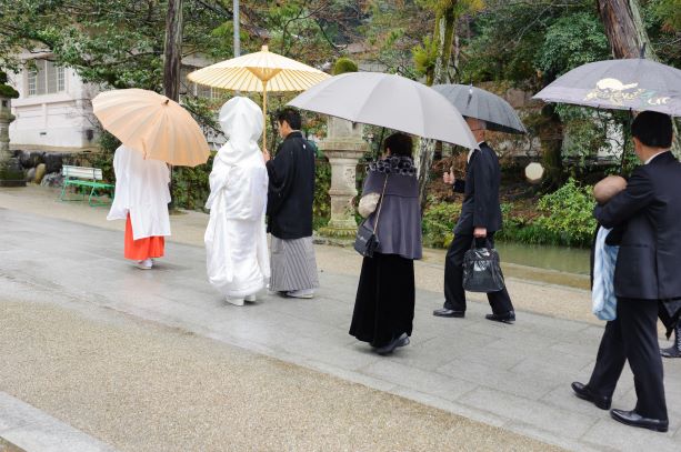 花嫁の疑問 雨の日の神前式は何がちがう 和婚コトノワ